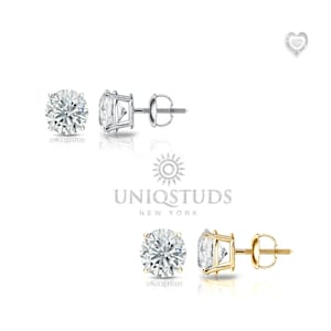 K&ouml;nnte beinhalten: Ein Paar runde Diamant-Ohrringe mit einer silbernen und goldenen Fassung. Die Ohrringe werden auf einem wei&szlig;en Hintergrund mit dem Markennamen "UniqStuds New York" darunter gezeigt.