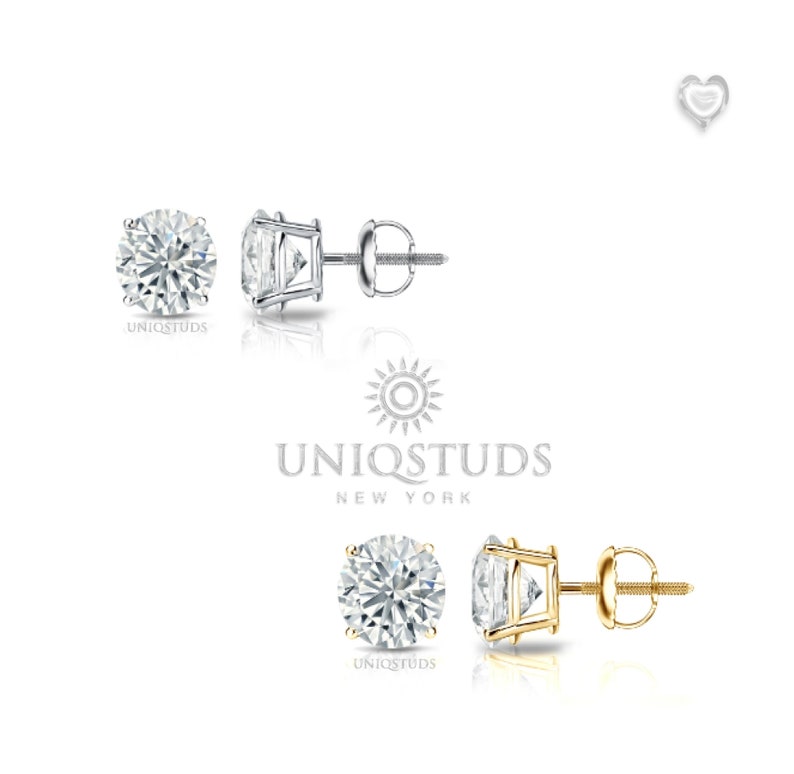K&ouml;nnte beinhalten: Ein Paar runde Diamant-Ohrringe mit einer silbernen und goldenen Fassung. Die Ohrringe werden auf einem wei&szlig;en Hintergrund mit dem Markennamen "UniqStuds New York" darunter gezeigt.