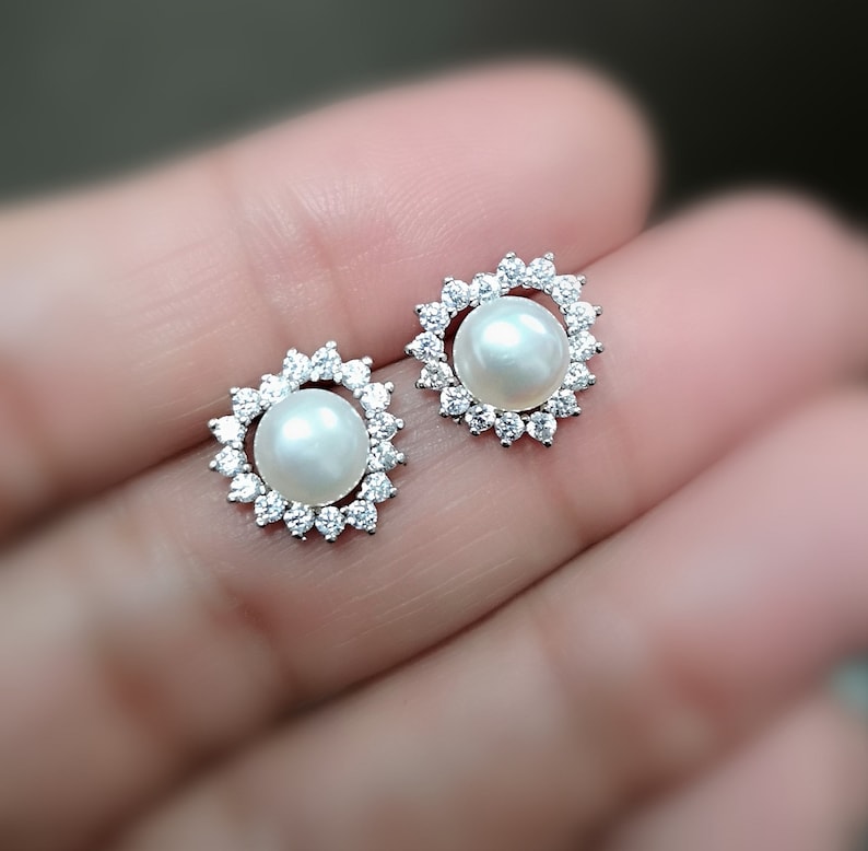 Anniversary Gift Women/'s earrings Bridal Jewelry Pearl Earrings Gift for mom Gift for her Heart earrings Diamond Halo Pearl Earrings