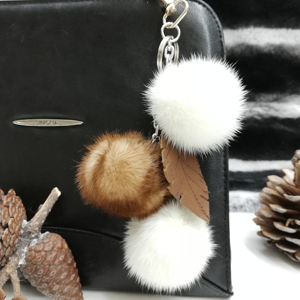 3 mink fur bag charm keychain pompom blanc - marron couleur avec feuille de cuir, Cadeau pour elle, accessoire de sac en fourrure de vison, porte-clés en fourrure de vison - porte-clés