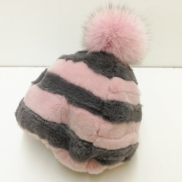 Real gorro de terciopelo esquilado nutria patchwork fur gorro, sombrero de piel real, gorro de piel real color gris-rosa con pompón de piel de mapache, regalo para mujeres