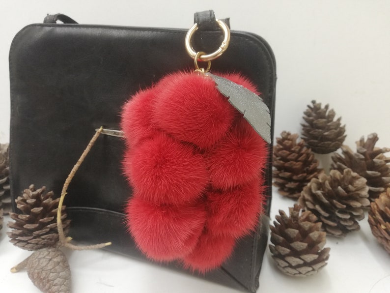 12 echte Mink bont tas charme pompons met lederen blad in tros druiven optik, rode bont pom poms, tas charme sleutelhanger, bont tas accessoire afbeelding 9