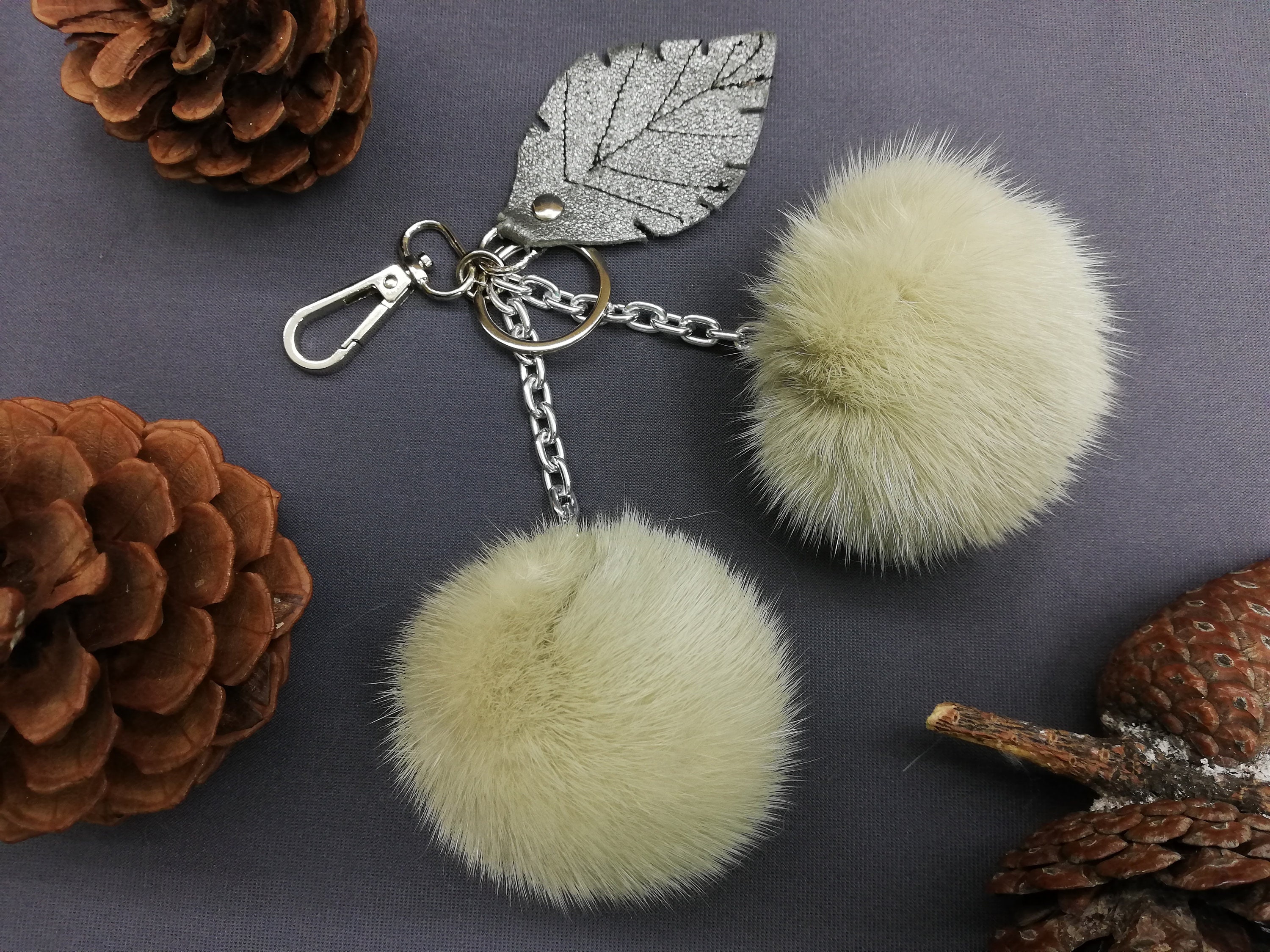 Shadow Fox Fur White Color Bag Charm Pom Pom fur Ballreal -  in 2023