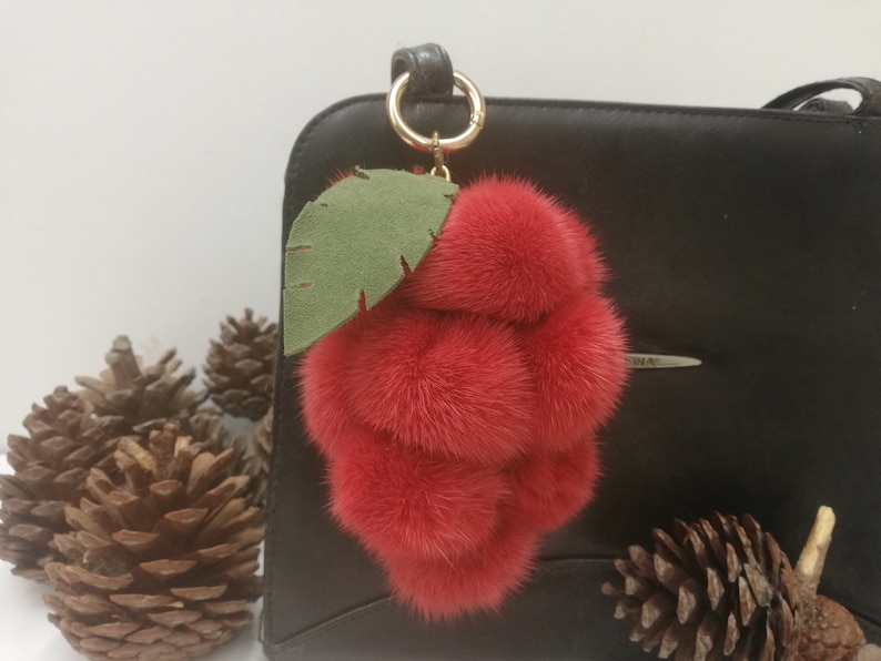 12 veri pompon con ciondolo per borsa in pelliccia di visone con foglia di pelle in grappolo d'uva optik, pon pon in pelliccia rossa, portachiavi con ciondolo per borsa, accessorio borsa in pelliccia immagine 1