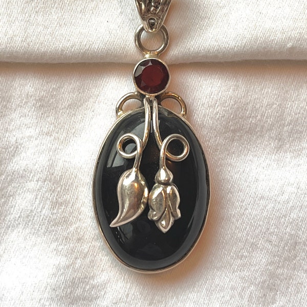 Silver, Onyx and Garnet Pendant * Estate * Vintage * Lovely * 925 Silver * Beautiful Cond