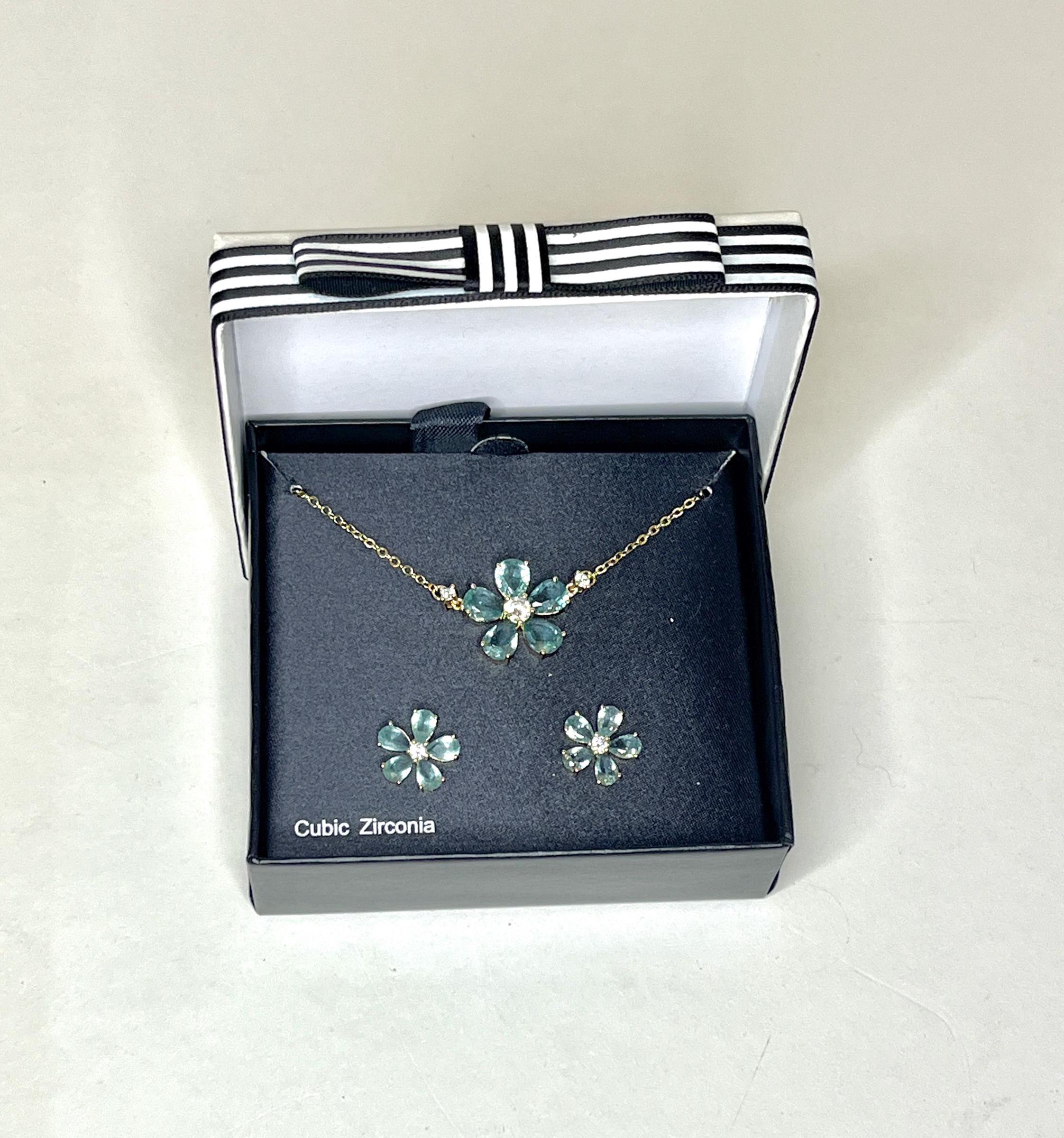 Ensemble Bijou Oreilles + Collier Macy's – Neuf Avec étiquettes, Prêt à Offrir