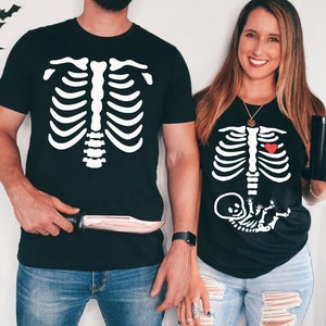 Halloween Skeleton Pregnancy Announcement Shirt – Couples Matching Baby Reveal Tee – Expecting Parents Outfit