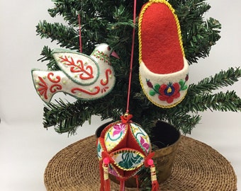 Vintage orientalischer Weihnachtsbaumschmuck. Runde Seidenbrokat Hängeornament mit Quasten. Schöne bestickte Satin Vogel und Schuh orn