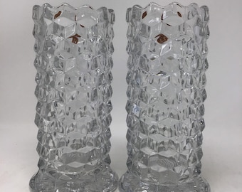 Jarrón cilíndrico de cristal americano vintage Fostoria Glass de 20 cm con lados rectos. Diseño americano. Adhesivos originales. Se vende por separado.