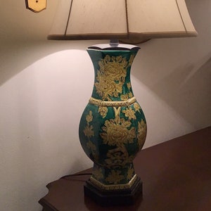 Vintage Chinoiserie Emerald Green-glazed and Chinese yellow lamp. Oriental Wooden style base top. Wildwood Lamp co. Rosenthal
