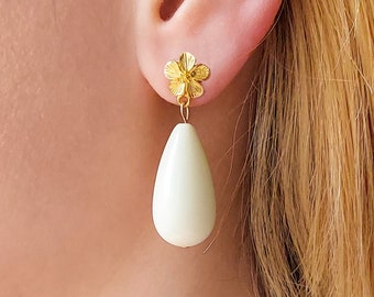 ANNA • Boules d'oreilles vintage en résine • BO Forme larme • Clou fleur dorée • blanc, jaune, rose, rouge • BO été • Belleaurorebijoux