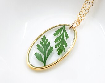 SOLENE • Collier en résine avec plante • Collier en Or 14K • Feuilles de fougère vertes • Cadeau d'anniversaire • Bijoux de la fôret