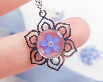 AMBER • Collier mandala en résine avec un myosotis  • Fleur naturelle Ne m'oubliez pas • Acier Inoxydable argent • Cadeau femme • Christmas