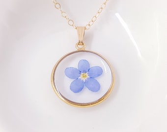 DAPHNEE • Collier résine avec un myosotis cerclé d'or 14k • Fleur naturelle Ne m'oubliez pas • Collier de demoiselle d’honneur • Real Flower