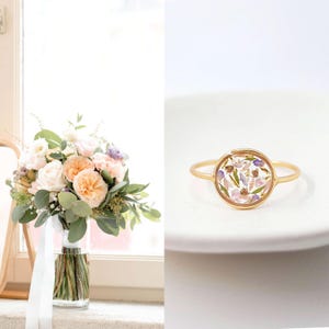 Peut inclure: Un bouquet de mariage avec des roses pêche et crème, de l'eucalyptus et d'autres verdure dans un vase transparent avec un ruban blanc. Une bague en or avec un sertissage clair et rond rempli de fleurs séchées.