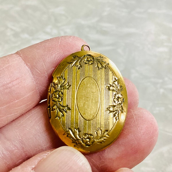 Vintage Flower Design Oval Locket