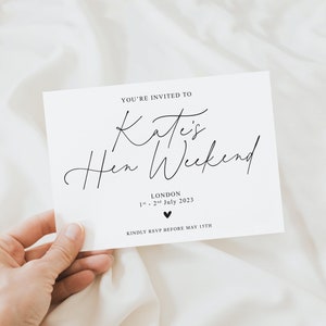Puede incluir: Una tarjeta blanca con texto negro que dice "You're invited to Kate's Hen Weekend, London, 1st - 2nd July 2023, Kindly RSVP before May 15th".
