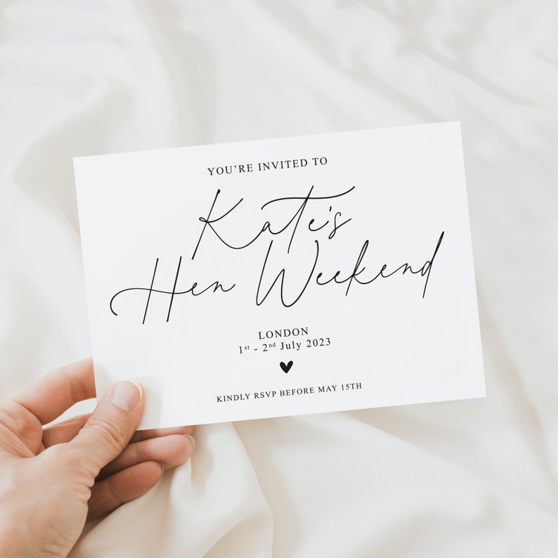 Puede incluir: Una tarjeta blanca con texto negro que dice "You're invited to Kate's Hen Weekend, London, 1st - 2nd July 2023, Kindly RSVP before May 15th".