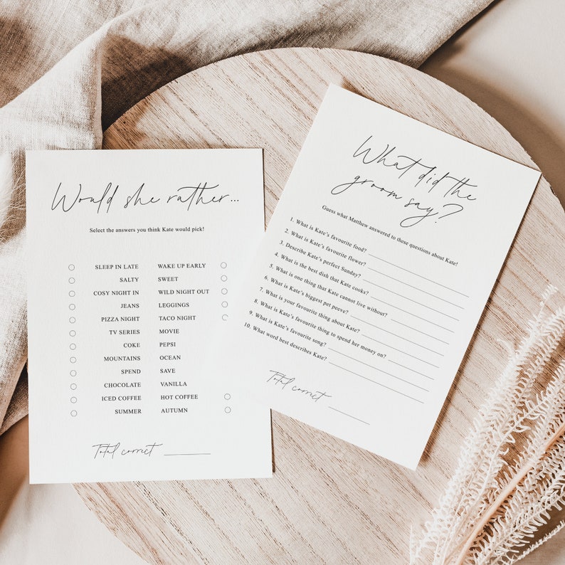 Puede incluir: Dos tarjetas de juego imprimibles para una despedida de soltera o una fiesta de bodas. La primera tarjeta pregunta "Would she rather..." y enumera una serie de opciones. La segunda tarjeta pregunta "What did the groom say?" y enumera preguntas sobre la novia.