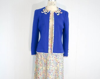 Conjunto de blazer de lana sin solapas y falda plisada de seda Adolfo Vintage, estampado de colores primarios