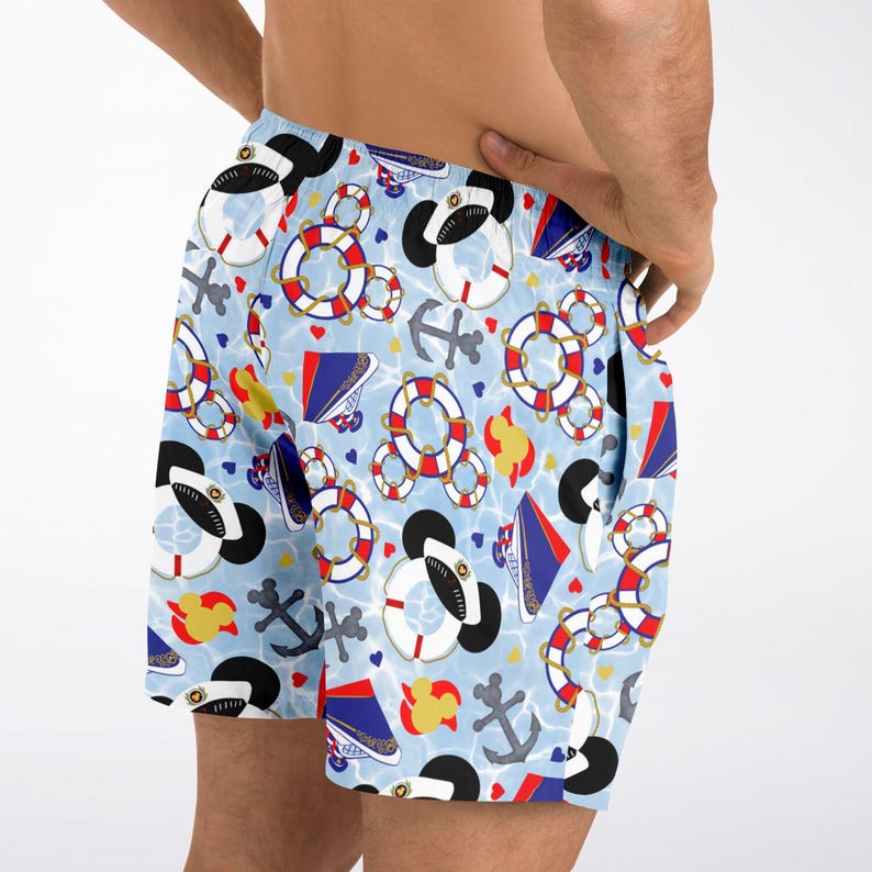 K&ouml;nnte beinhalten: Hellblaue Badeshorts mit nautischem Muster. Das Muster umfasst Anker, Rettungsringe, Matrosenm&uuml;tzen und Mickey Mouse-f&ouml;rmige Designs. Die Shorts sind aus leichtem Material gefertigt.