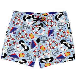 K&ouml;nnte beinhalten: Hellblaue Badeshorts mit nautischem Muster. Die Shorts zeigen ein sich wiederholendes Design aus Ankern, Rettungsringen, Matrosenh&uuml;ten und Mickey Mouse-f&ouml;rmigen Designs. Ein schwarzer Kordelzug ist an der Taille sichtbar.