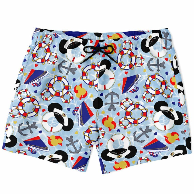 K&ouml;nnte beinhalten: Hellblaue Badeshorts mit nautischem Muster. Die Shorts zeigen ein sich wiederholendes Design aus Ankern, Rettungsringen, Matrosenh&uuml;ten und Mickey Mouse-f&ouml;rmigen Designs. Ein schwarzer Kordelzug ist an der Taille sichtbar.