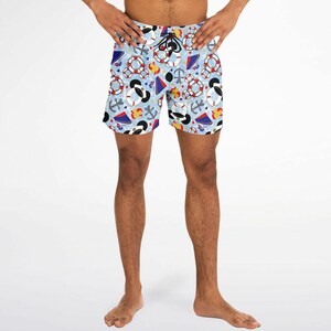 K&ouml;nnte beinhalten: Hellblaue Badeshorts mit nautischem Muster. Die Shorts zeigen Anker, Rettungsringe, Segelboote und andere maritime Motive in Rot, Wei&szlig;, Schwarz und Gelb. Die Shorts haben einen Kordelzug in der Taille.