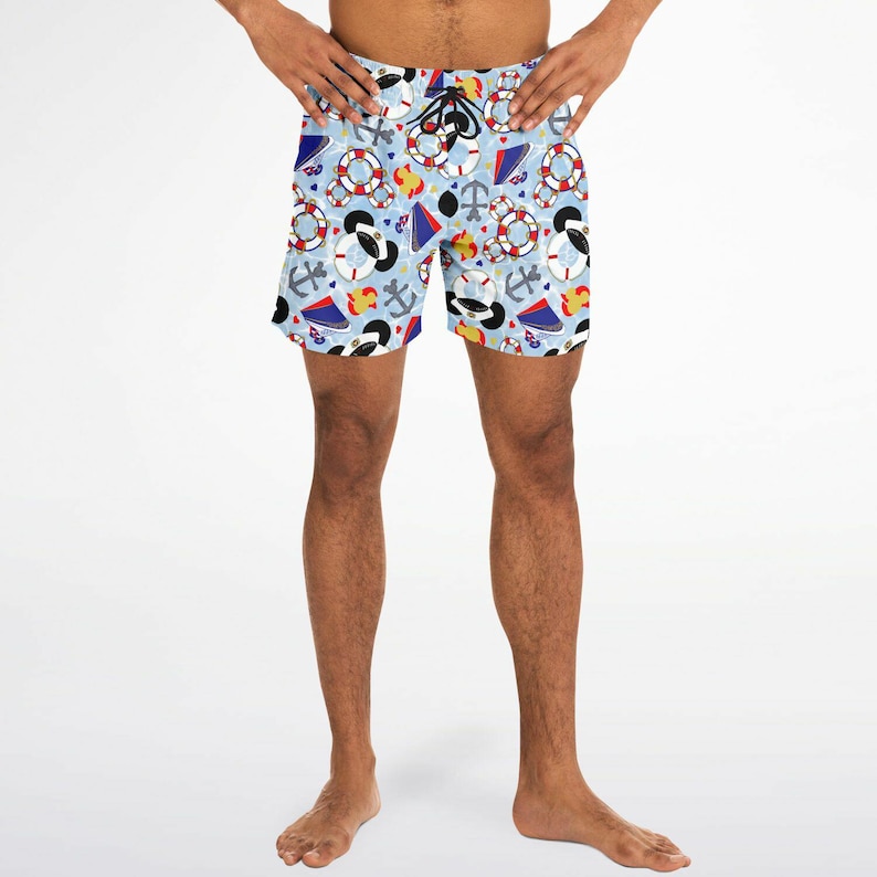 K&ouml;nnte beinhalten: Hellblaue Badeshorts mit nautischem Muster. Die Shorts zeigen Anker, Rettungsringe, Segelboote und andere maritime Motive in Rot, Wei&szlig;, Schwarz und Gelb. Die Shorts haben einen Kordelzug in der Taille.