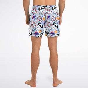 K&ouml;nnte beinhalten: Hellblaue Badeshorts mit nautischem Muster. Die Shorts zeigen ein sich wiederholendes Design aus Ankern, Rettungsringen, Matrosenm&uuml;tzen und Enten. Hergestellt aus leichtem Material.