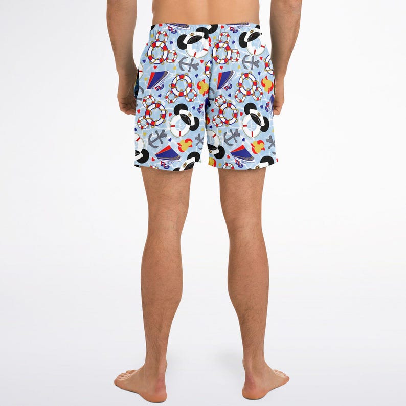 K&ouml;nnte beinhalten: Hellblaue Badeshorts mit nautischem Muster. Die Shorts zeigen ein sich wiederholendes Design aus Ankern, Rettungsringen, Matrosenm&uuml;tzen und Enten. Hergestellt aus leichtem Material.