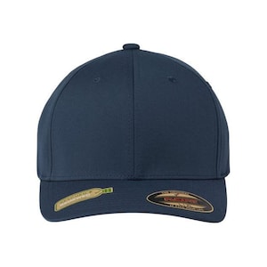 Peut inclure: Une casquette de baseball bleu marine avec une visière incurvée. La casquette a un petit logo sur le devant qui dit "The Original Flex Fit" et un logo plus grand à l'arrière qui dit "Flex Fit" avec le texte "It Fits Your Life".