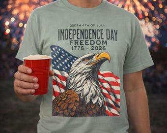 アメリカ建国250周年記念 7月4日 愛国的な鷲のTシャツ、1776-2026 独立記念日 国旗 自由のグラフィックTシャツ、ユニセックス ガーメントダイ トップス