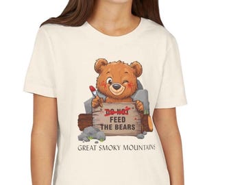 クマに餌をあげよう！キュートで面白い漫画Tシャツ、キッズベアシャツ、グレートスモーキーマウンテンズアパレル、冒険好きへの楽しいギフト、ユースTシャツ