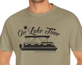 Maglietta personalizzata con il nome del lago e la scritta "Pontoon Boat Lake Life Tee On Lake Time Shirt Comfort Colors Missouri Vacation Gift for Boaters and Lake Lovers".