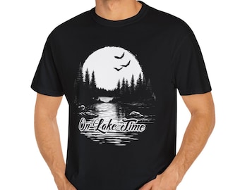 湖畔で過ごす時間、夕日、川の風景、湖畔生活Tシャツ、森の木々、ボート乗り、キャビンオーナー、キャンパー、フロートトリップ、自然愛好家へのギフトTシャツ