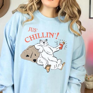 Just Chillin&#39; Retro Polar Bear Sweatshirt - Funny Relaxing Bear with Cocktail On the Rocks - Perfect for Cocktail Lovers & Chill Vibes