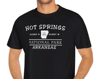 ホットスプリングス国立公園Tシャツ、ユニセックスガーメントダイTシャツ、トラベルシャツ、アウトドアアドベンチャーTシャツ、自然愛好家へのギフト、快適なカジュアルウェア