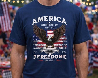 アメリカ建国250周年記念 愛国的鷲と国旗Tシャツ、独立記念日Tシャツ（7月4日）、アメリカ合衆国建国1776年、自由250周年、コンフォートカラーズ1717