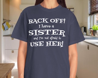 Camiseta divertida "Back Off I Have A Sister", atrevida y sarcástica para hombres y mujeres, regalo atrevido para hermano, hermana, familia, divertida, protección para hermanas, humor.