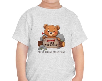クマに餌をあげよう！かわいい幼児用Tシャツデザイン。キッズサマーシャツ。グレートスモーキーマウンテンズギフトアドベンチャーシャツ。自然愛好家向けアパレル。