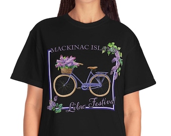 マキノー島ライラックフェスティバル花柄グラフィックTシャツ、紫色の自転車柄ガーメントダイコットンTシャツ、ミシガン州の春の自然愛好家への誕生日プレゼント