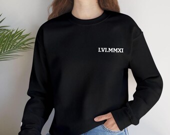 ローマ数字のカスタムクルーネックスウェットシャツ。袖にハートとカスタムイニシャルが入ったお揃いのカップルスウェットシャツ。