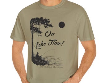ミシガン州セントクレア湖のシャツ、湖のタイムTシャツ、釣り湖ライフシャツ、アウトドア愛好家への贈り物、漁師や休暇愛好家への観光Tシャツ