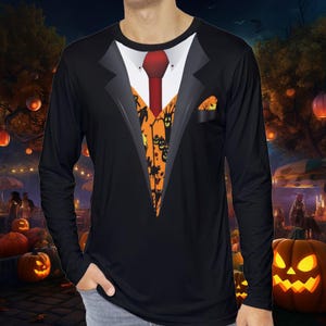 Peut inclure: Un t-shirt noir à manches longues avec un motif de smoking imprimé. Le t-shirt présente une cravate rouge et un mouchoir de poche sur le thème d'Halloween. Le motif comprend des citrouilles et des silhouettes effrayantes.