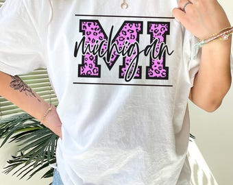 ミシガンヒョウ柄Tシャツ - キュートな州プライドグラフィックTシャツ - ピンクのアニマルプリントミシガンシャツ（レディース）、カレッジタウン風
