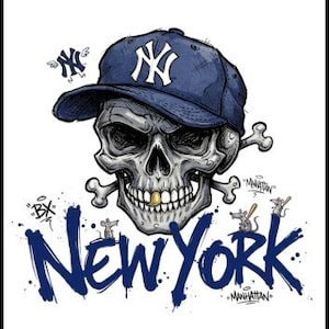 Puede incluir: Ilustración de una calavera con una gorra de béisbol azul marino con el logo "NY" blanco. La calavera tiene un diente de oro y está cruzada por dos huesos. La palabra "NEW YORK" está escrita en azul marino, con ratones de dibujos animados y la palabra "Manhattan".