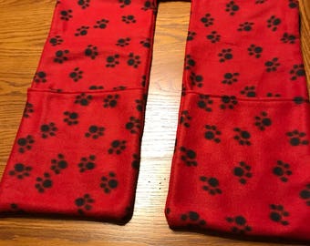 Fleece scarf with pockets.