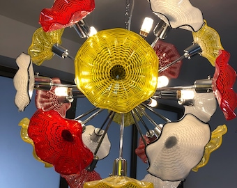下向きの花柄照明、クラシックなムラーノガラスのユリのシャンデリア