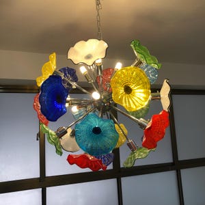 Mooie kleurrijke plaatvorm kroonluchter van muranoglas thuis villa binnenverlichting decoratie;